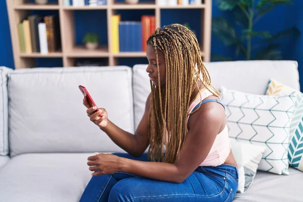 Femme Afro Américaine Utilisant Smartphone Assis Sur Canapé Maison — Photo