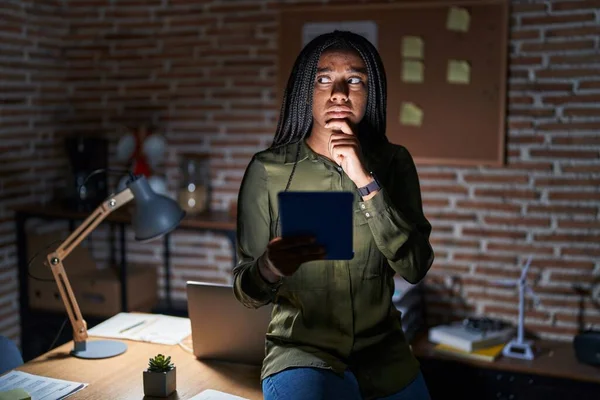 Junger Afroamerikaner Mit Zöpfen Der Nachts Büro Arbeitet Und Besorgt — Stockfoto