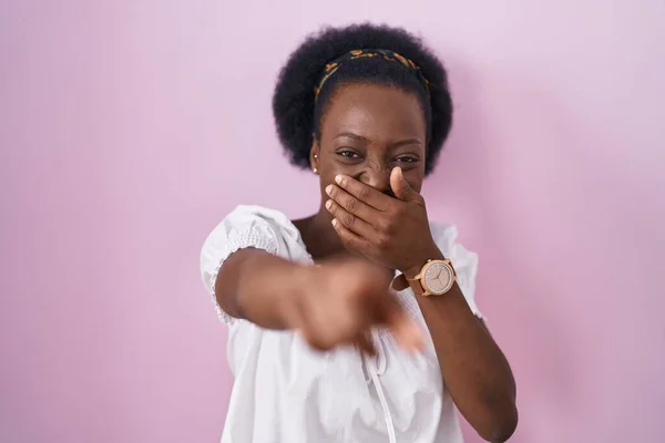 Mulher Africana Com Cabelos Cacheados Sobre Fundo Rosa Rindo Você — Fotografia de Stock