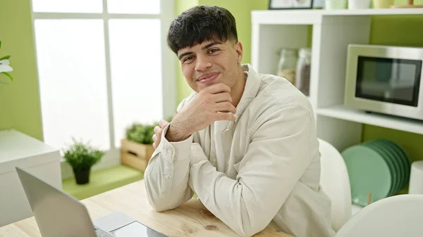 Young Hispanic Man Smiling Confident Using Laptop Dinning Room — Stock Photo, Image