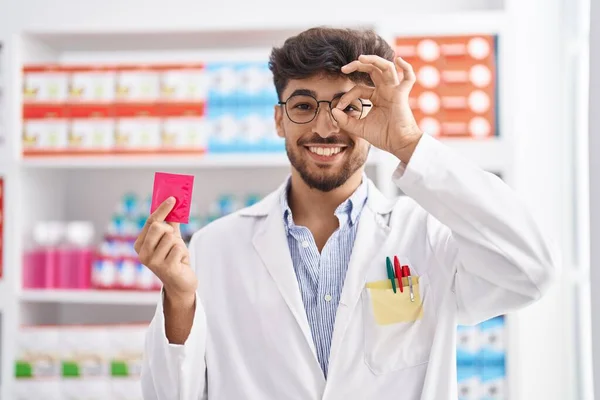 Uomo Arabo Con Barba Che Lavora Farmacia Farmacia Tenendo Preservativo — Foto Stock