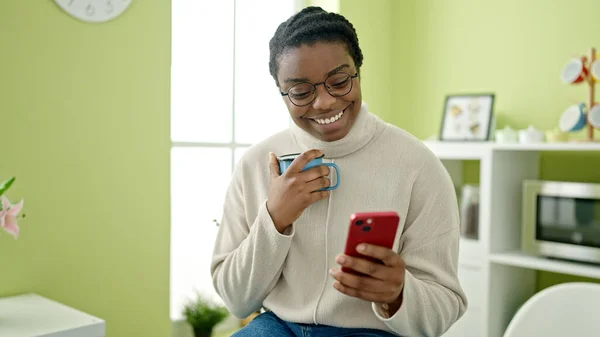 Afrikansk Amerikansk Kvinna Använder Smartphone Dricka Kaffe Matsal — Stockfoto