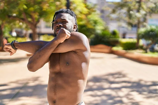 Afro Americano Mujer Shirless Estiramiento Brazo Parque — Foto de Stock