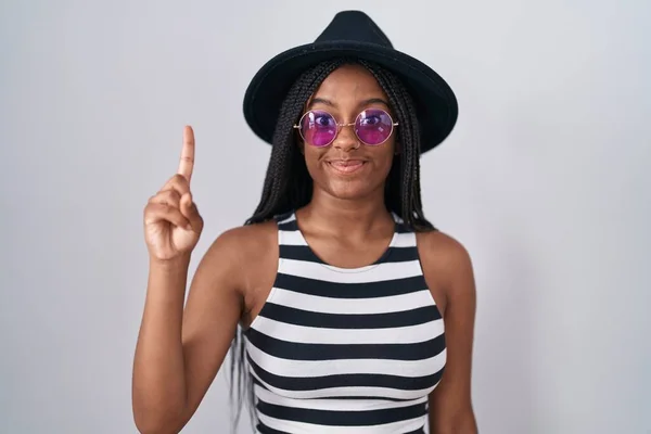 Молодой Африканский Американец Косичками Шляпе Солнечных Очках Показывает Показывает Пальцем — стоковое фото