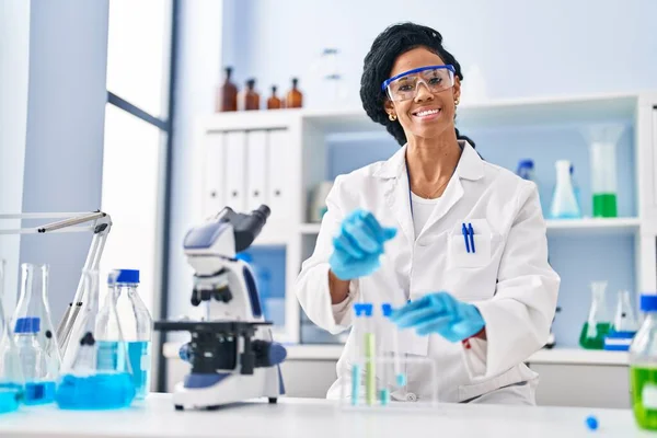 研究室で働く科学者の制服を着たアフリカ系アメリカ人女性 — ストック写真