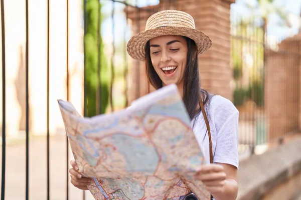 Jonge Spaanse Vrouw Toerist Glimlachend Zelfverzekerd Uitziende Stadsplattegrond Straat — Stockfoto