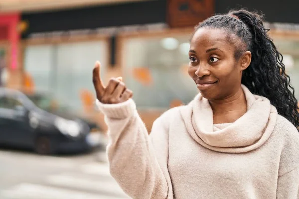 Африканская Американка Улыбается Уверенно Делая Жесты Пальцем Улице — стоковое фото