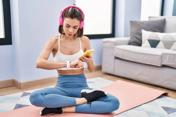 Young Beautiful Hispanic Woman Sitting Yoga Mat Listening Music Looking — Stockfoto