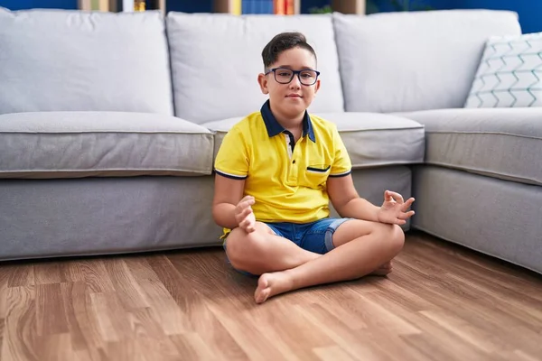 Sevimli Spanyol Çocuk Yoga Yapıyor Evde Yerde Oturuyor — Stok fotoğraf