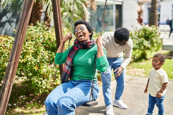 Африканская Американская Семья Играет Качелях Детской Площадке — стоковое фото