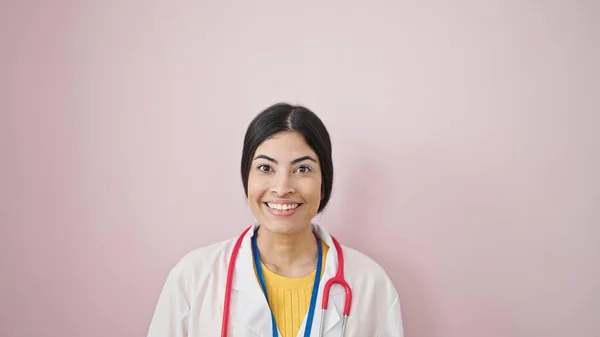 Young Beautiful Hispanic Woman Doctor Smiling Confident Standing Isolated Pink — Stock Photo, Image