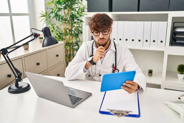Young Arab Man Wearing Doctor Uniform Having Video Call Clinic — Stockfoto