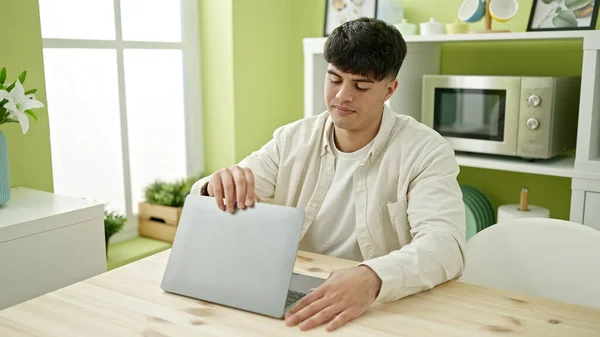 Молодой Латиноамериканец Открывает Ноутбук Сидя Столом Столовой — стоковое фото