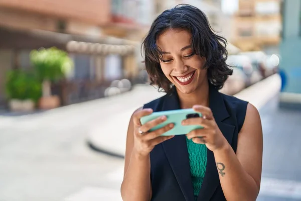 Genç Güzel Spanyol Kadın Gülümsüyor Sokakta Akıllı Telefondan Videolar Izliyor — Stok fotoğraf