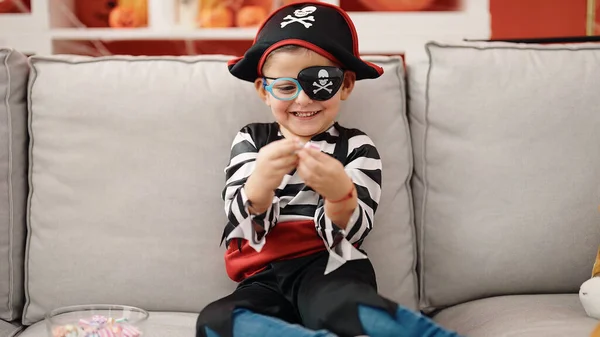 Uroczy Latynoski Chłopiec Kostiumie Pirata Trzymający Słodycze Domu — Zdjęcie stockowe