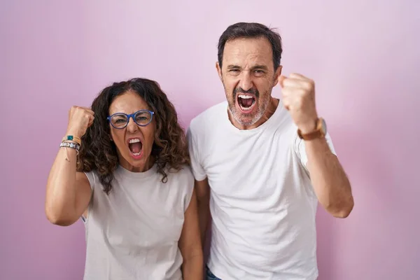 Ein Hispanisches Paar Mittleren Alters Das Vor Pinkem Hintergrund Wütend — Stockfoto