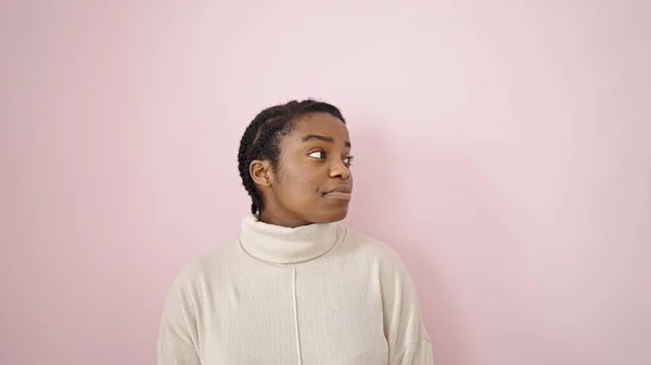 Afričanky Americká Žena Hledá Stranu Uvolněným Výrazem Přes Izolované Růžové — Stock fotografie