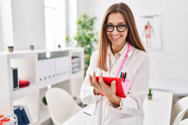 Young Woman Wearing Doctor Uniform Using Touchpad Working Clinic — Stock Photo, Image