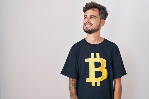 Joven Hombre Hispano Con Tatuajes Con Camiseta Bitcoin Mirando Hacia —  Fotos de Stock