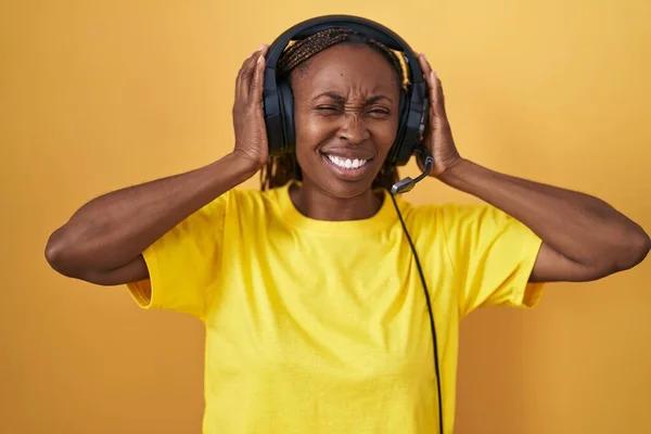 Mujer Afroamericana Escuchando Música Usando Auriculares Cubriendo Oídos Con Dedos —  Fotos de Stock