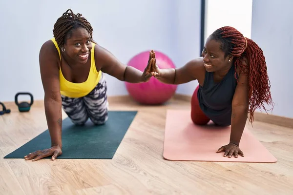 Mulheres Afro Americanas Treinando Abs Exercem Alta Cinco Centro Esportivo — Fotografia de Stock