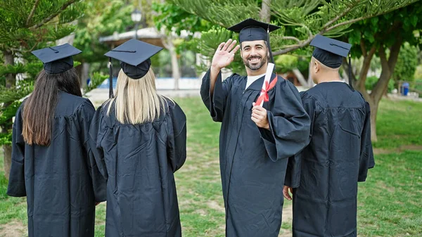 Bir Grup Öğrenci Üniversite Kampüsünde Ele Selamlaşarak Diploma Alarak Mezun — Stok fotoğraf