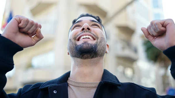 Jeune Homme Arabe Souriant Confiance Debout Avec Expression Gagnante Dans — Photo