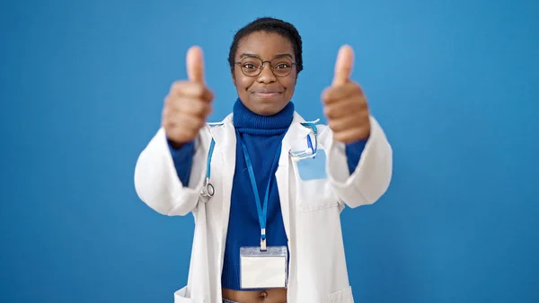 Afrika Amerika Dokter Wanita Melakukan Jempol Atas Latar Belakang Biru — Stok Foto