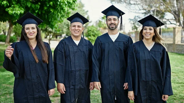 Grupo Personas Estudiantes Graduados Sonriendo Confiados Pie Juntos Campus Universitario — Foto de Stock