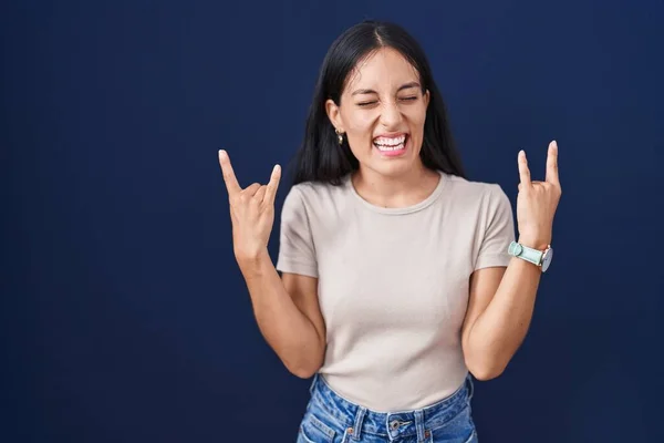 Young Hispanic Woman Standing Blue Background Shouting Crazy Expression Doing — Stock Photo, Image