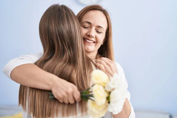 Two Women Mother Daughter Surprise Flowers Home — Fotografia de Stock