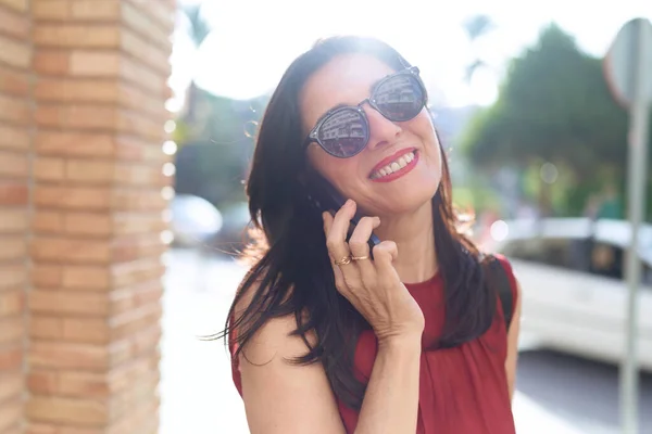 Middelbare Leeftijd Spaanse Vrouw Glimlachend Zelfverzekerd Praten Smartphone Straat — Stockfoto