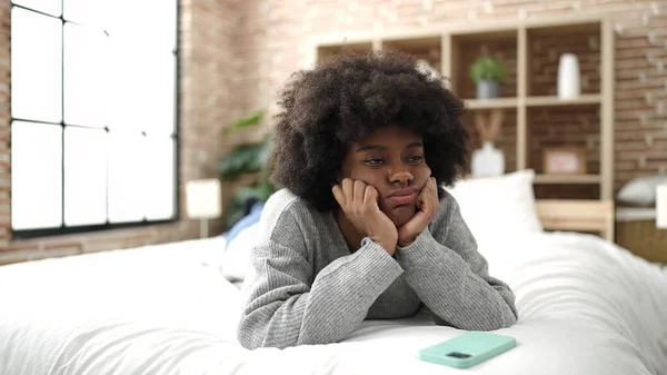 Mujer Afroamericana Usando Smartphone Acostado Cama Dormitorio —  Fotos de Stock