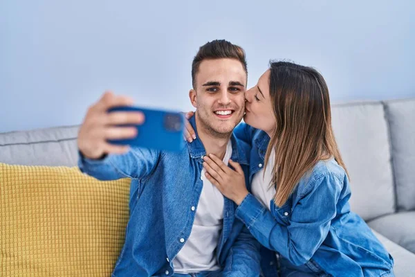 Uomo Donna Coppia Fare Selfie Smartphone Seduto Sul Divano Casa — Foto Stock
