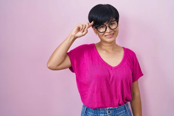 Ung Asiatisk Kvinna Med Kort Hår Står Över Rosa Bakgrund — Stockfoto