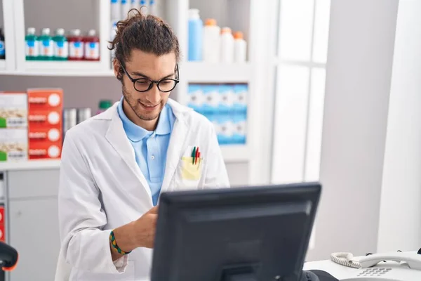 Young Hispanic Man Pharmacist Using Smartphone Working Pharmacy — Stock Photo, Image