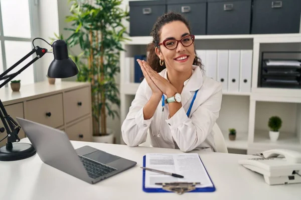 Young Hispanic Woman Wearing Doctor Uniform Stethoscope Clapping Applauding Happy — Stock Photo, Image