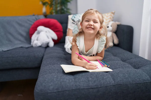 Adorable Chica Rubia Estudiante Preescolar Sentado Sofá Dibujo Cuaderno Casa —  Fotos de Stock