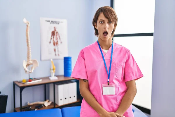 Brunette Woman Working Rehabilitation Clinic Afraid Shocked Surprise Expression Fear — Stock Photo, Image