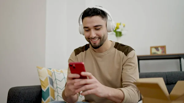 Genç Arap Adam Evdeki Kanepede Oturmuş Müzik Dinliyor — Stok fotoğraf
