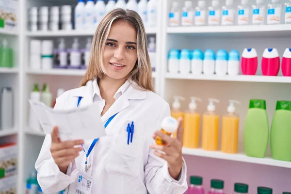 Joven Mujer Rubia Farmacéutica Sosteniendo Pastillas Botella Prescripción Farmacia — Foto de Stock