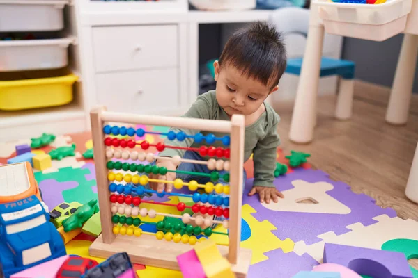 Liebenswerter Hispanischer Junge Spielt Mit Abakus Der Kindergarten Auf Dem — Stockfoto