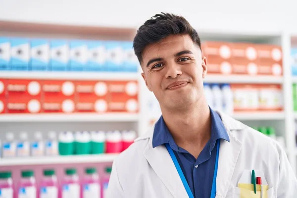 Молодой Латиноамериканец Фармацевт Улыбается Уверенно Стоя Аптеке — стоковое фото