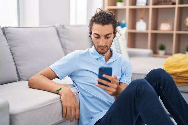 Jovem Hispânico Usando Smartphone Sentado Chão Casa — Fotografia de Stock