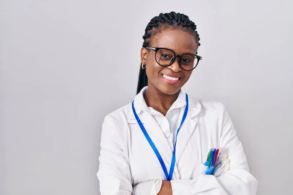 Mujer Africana Con Trenzas Vistiendo Uniforme Científico Cara Feliz Sonriendo —  Fotos de Stock