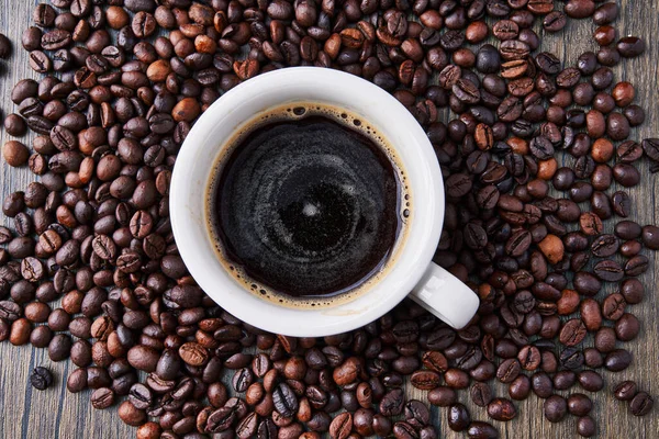 Bir Fincan Espresso Ahşap Yüzeyde Kahve Çekirdeği — Stok fotoğraf