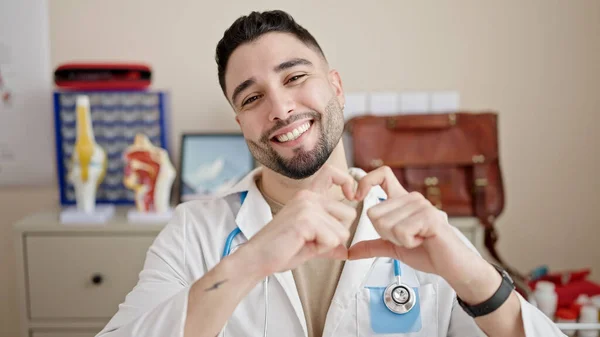 年轻的阿拉伯男子医生在诊所用手做心脏手势 — 图库照片