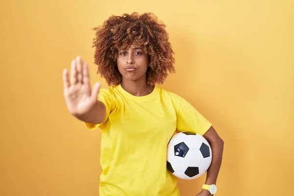 Kıvırcık Saçlı Elinde Futbol Topu Olan Genç Spanyol Kadın Dur — Stok fotoğraf