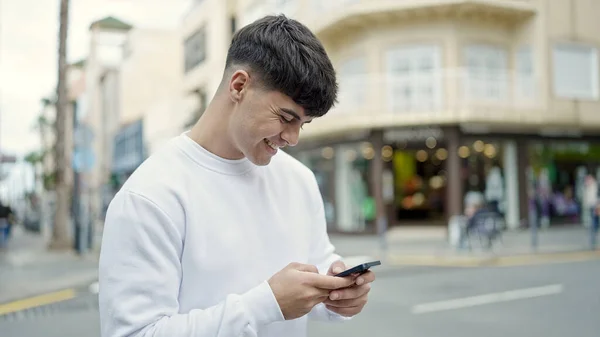 Genç Spanyol Adam Sokakta Gülümseyen Akıllı Telefon Kullanıyor — Stok fotoğraf