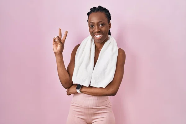 Mooie Zwarte Vrouw Draagt Sportkleding Handdoek Roze Achtergrond Glimlachend Met — Stockfoto